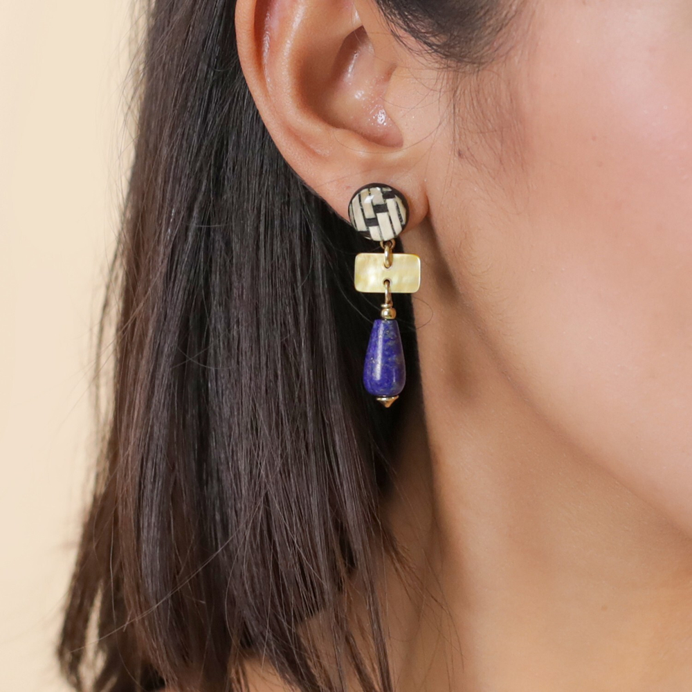 Серьги Nature Bijoux, Madam Bogolan, с растительным волокном в смоле, лазуритом и перламутром, NB24.