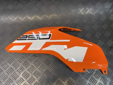 Пластик боковой левый KTM 250 Duke 2020