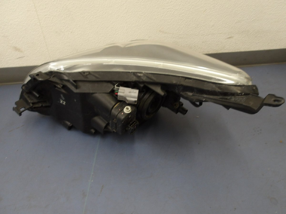 фара правая Toyota Ist NCP110 52-175