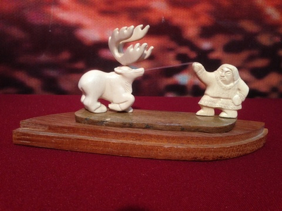 Ловля оленя, сувенир из кости