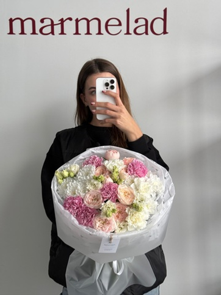 Букет из кустовых пионовидных роз, кустовых пионовидных роз и лизиантуса