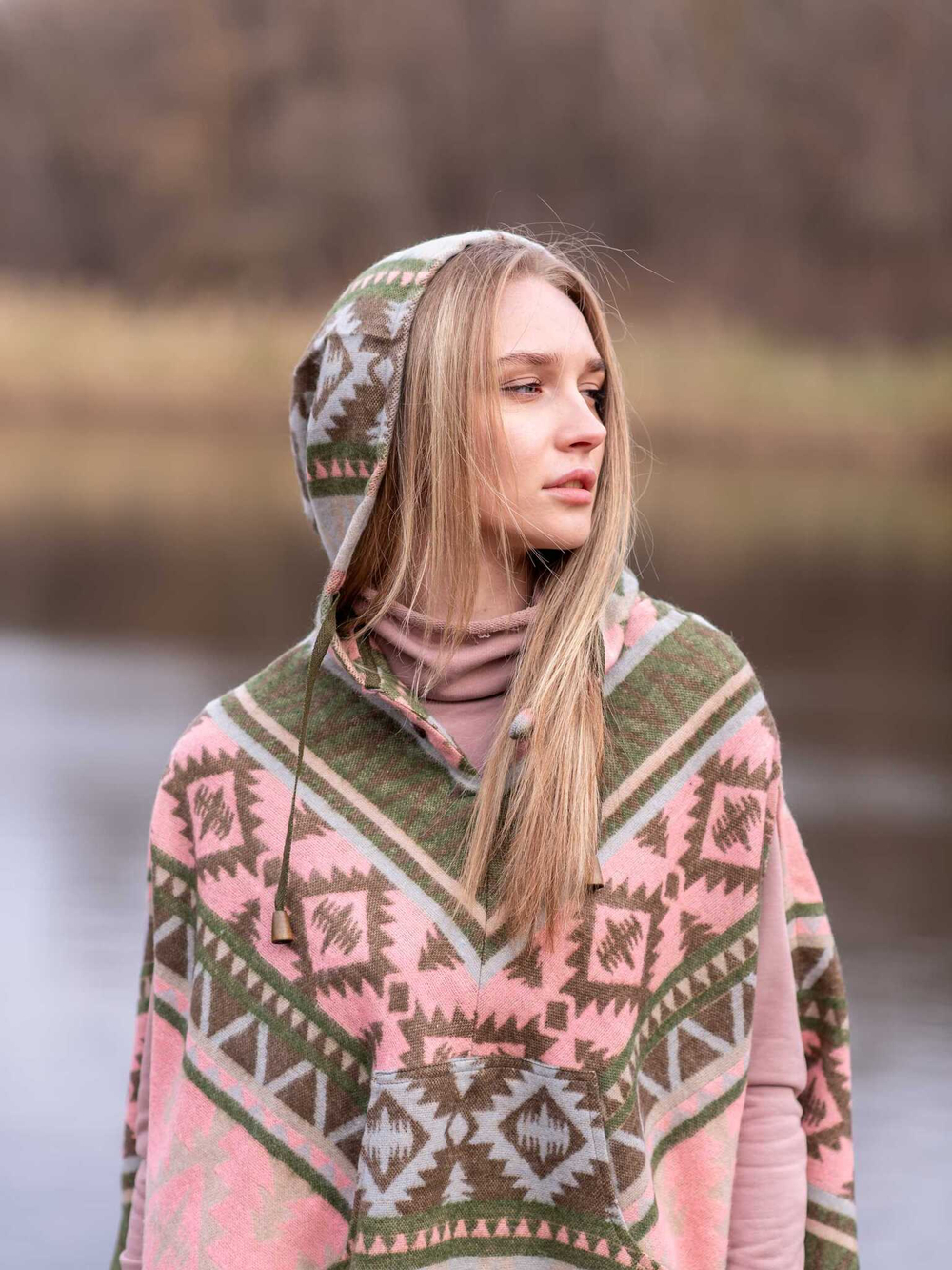 Пончо женское шерстяное с орнаментом