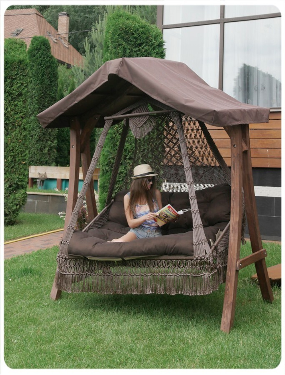 Подвесные плетеные качели СЕАРА+Деревянный каркас КАРАВЕЛЛА с крышей