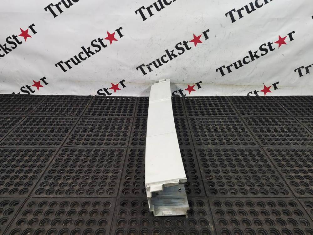 Накладка бампера верхняя средняя часть