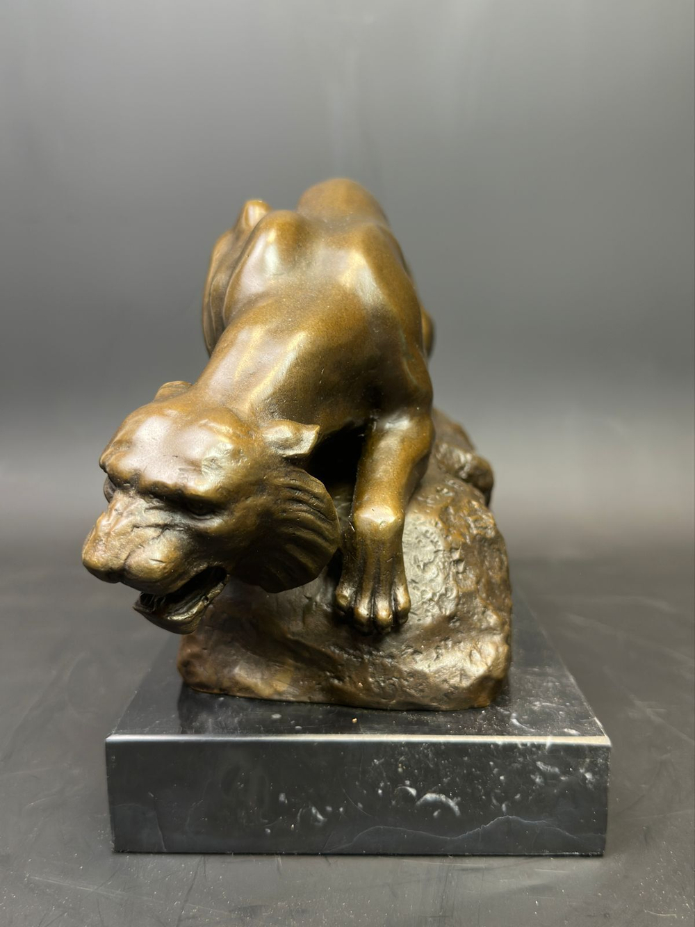 Бронзовая скульптура «Крадущийся тигр»