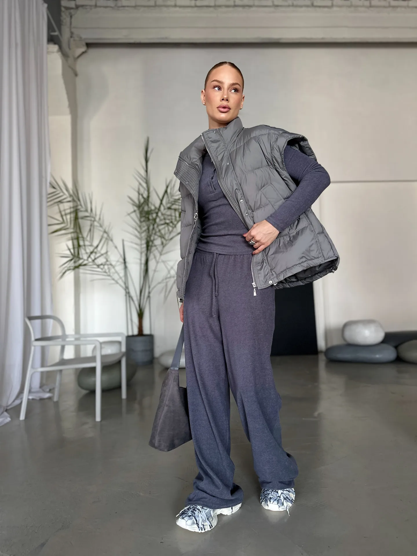 Жилетка объемная сзади удлиненная с карманами