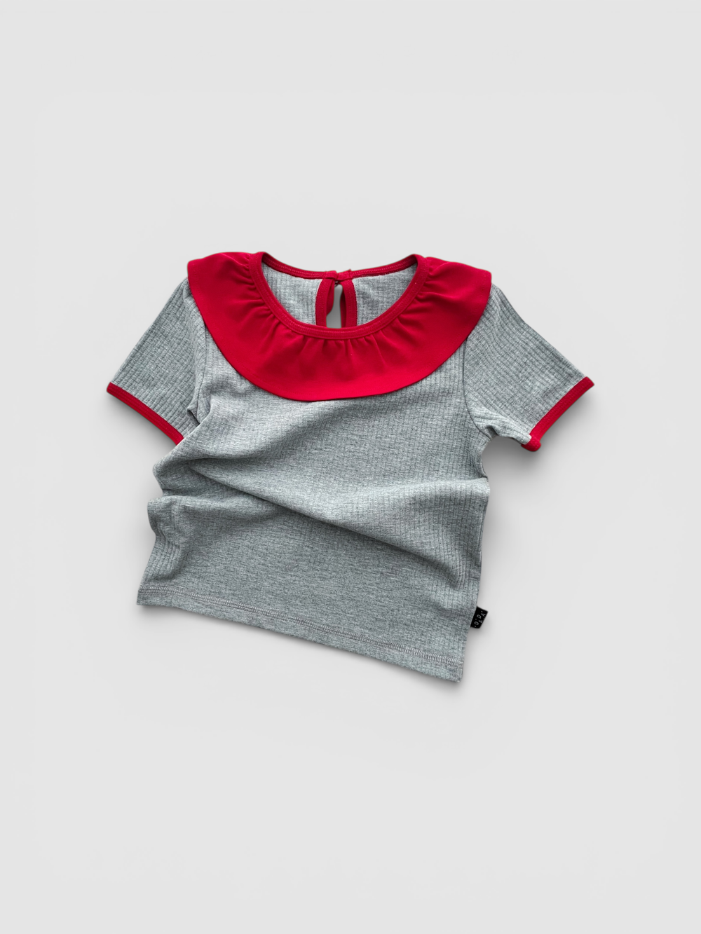 Футболка в рубчик с оборкой