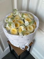 Букет сборный из кустовых пионовидных роз и маттиолы