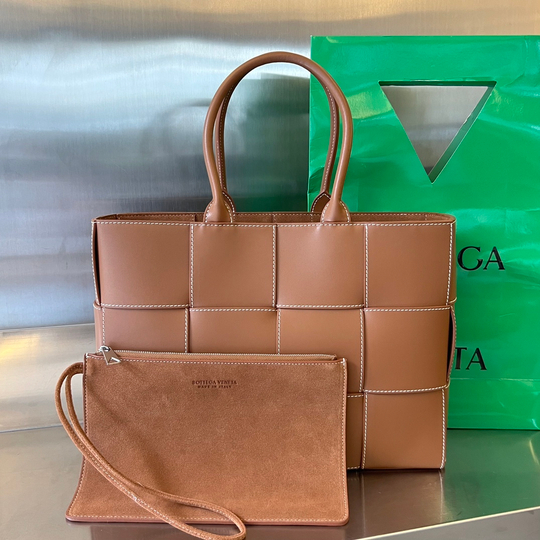Bottega Veneta Medium Arco Tote Bag 37 cm