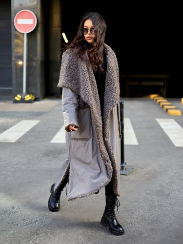 Утепленное серое пальто с эко-мехом