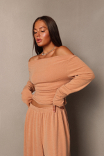 Лонгслив с открытым плечом из тонкого трикотажа