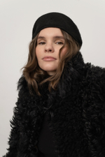 Чёрная шуба с накладными карманами