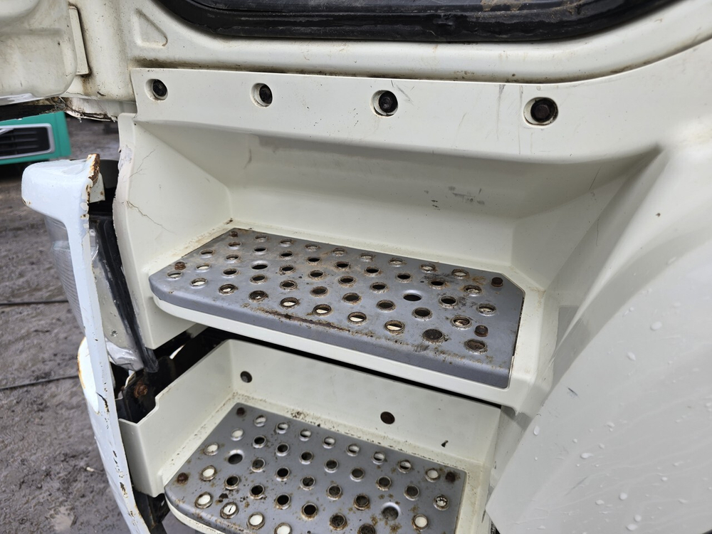 Корпус (дефект) подножки левой 2022г.