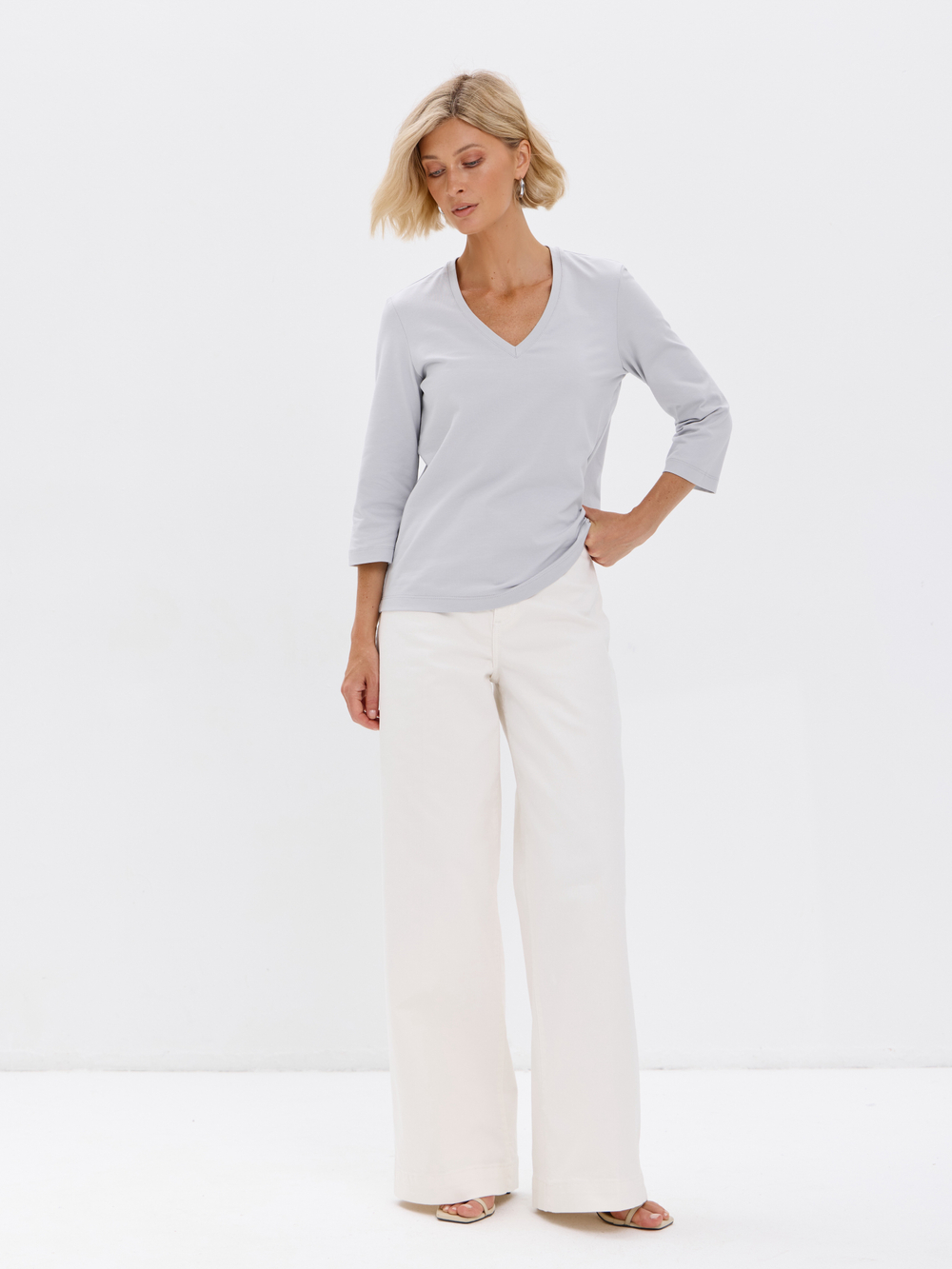 Свободный лонгслив с V-вырезом и рукавом 3/4