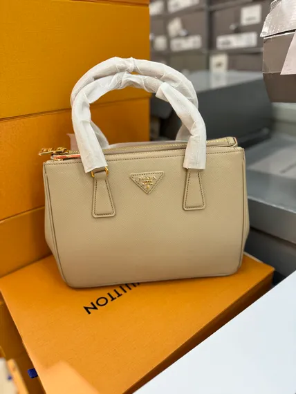 Большая сумка Prada Galleria из сафьяновой кожи