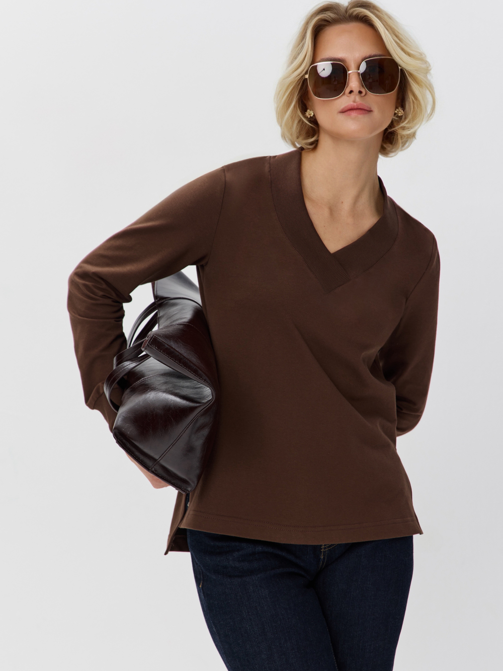 Джемпер с V-вырезом и удлиненной спинкой