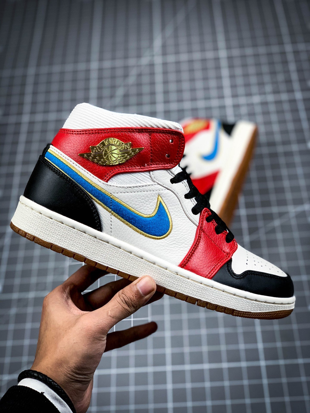 AIR JORDAN 1 MID SAIL/RED/BLACK-BLUE-GOLD