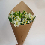 Букет полевых цветов из ромашек и альстромерий