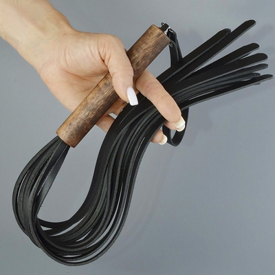 Черная кожаная плеть с деревянной рукоятью - 58 см. (Цвет: черный)