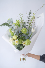 букет с тюльпанами и нарциссами в светлой гамме