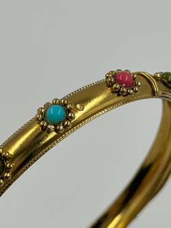 Браслет с разноцветными кабошонами