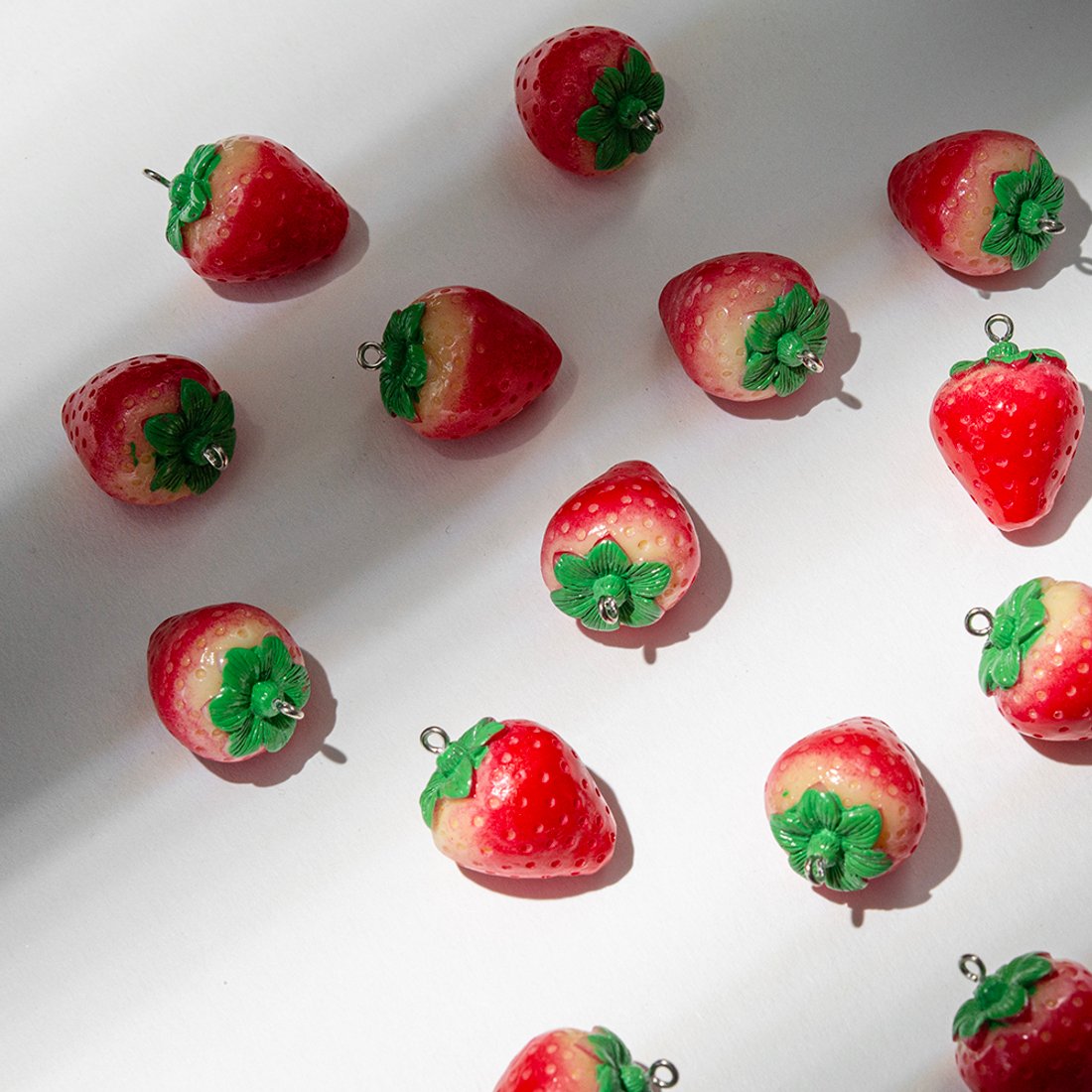 Подвеска "Клубничка", 30*21,5мм, акрил