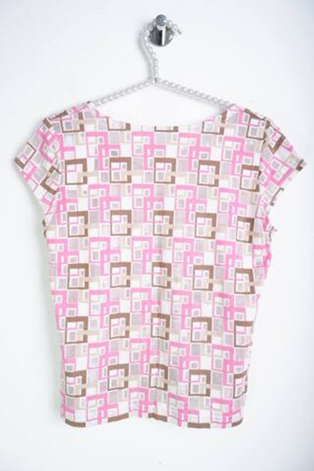 Футболка приятной расцветки, визуально 40 размер