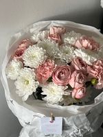 Букет из хризантемы, кустовой пионовидной розы и диантусов