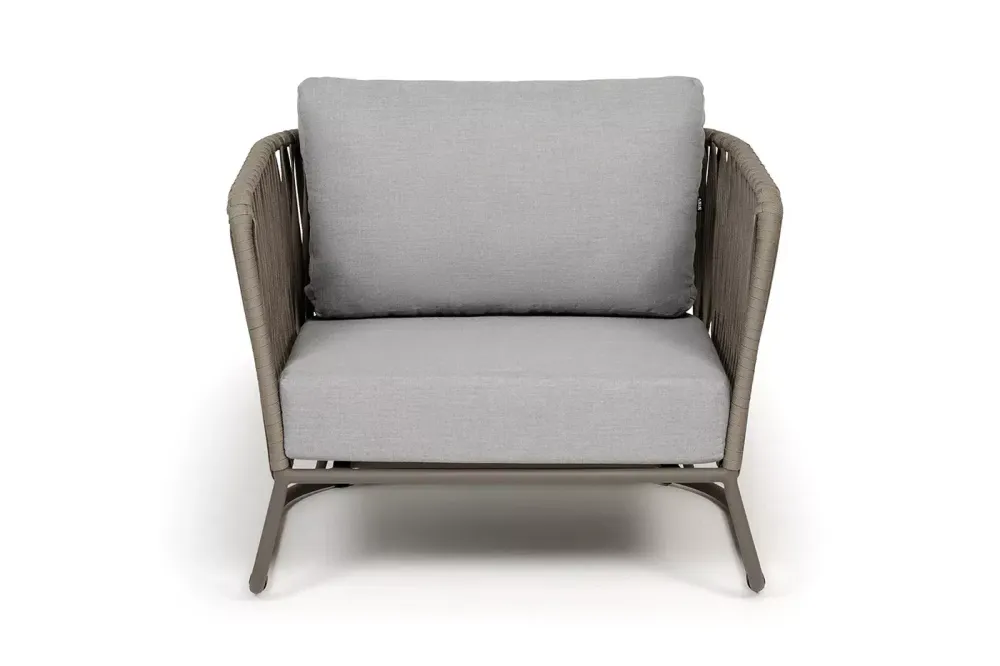 "Багамы" кресло плетеное из роупа, каркас алюминий бежево-серый (RAL7006) муар, роуп серо-коричневый 23мм, ткань светло-серая