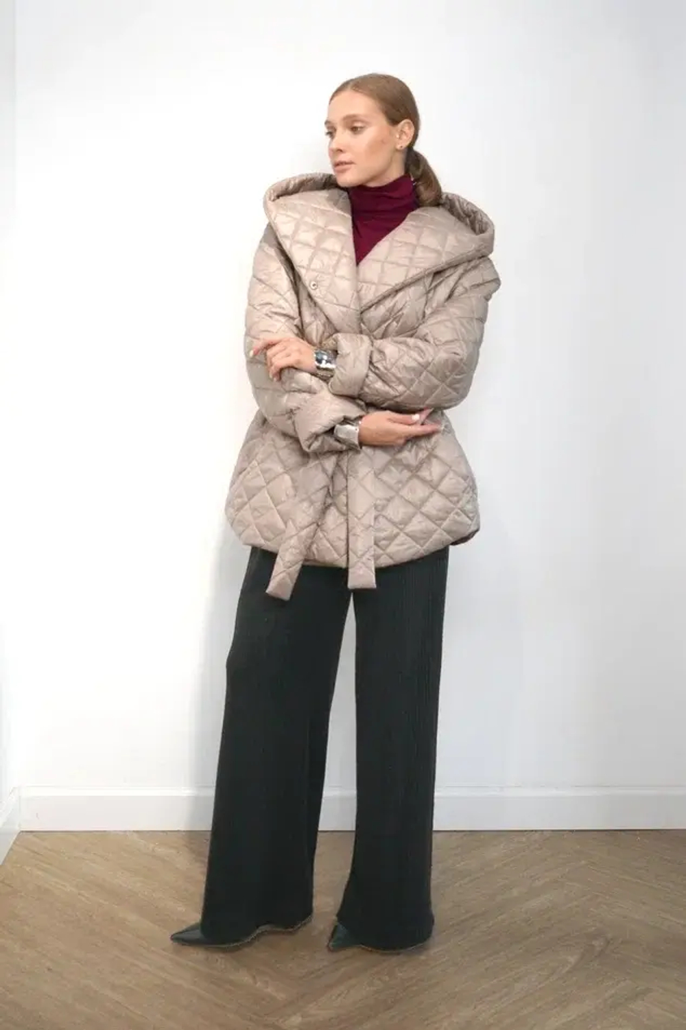 Куртка стеганная в бежевом оттенке с глубоким капюшоном