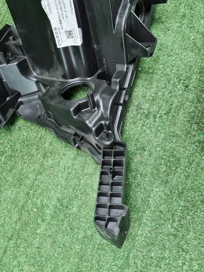 Корпус фары правый Toyota Land Cruiser 200 (15-21)