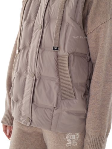 Пуховый жилет с вязаным капюшоном в цвете капучино