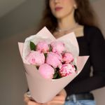 Нежный букет из 7 розовых пионов «Сара Бернар»