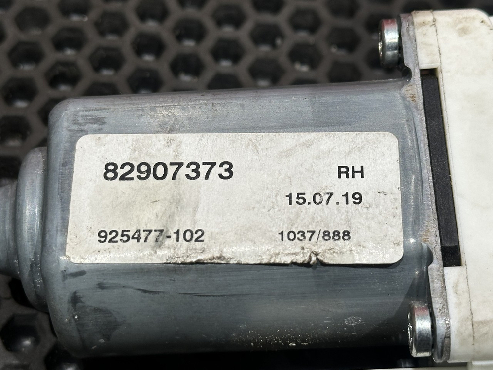 Моторчик стеклоподъемника правого