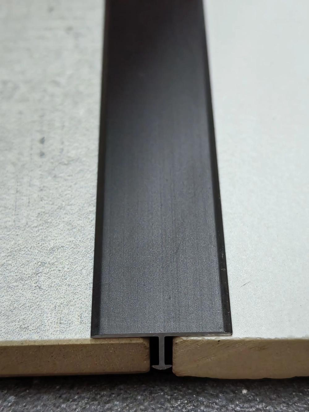 АТ 18мм "DO-1" 2,7м Черный мат. Т-об. анод. алюм.