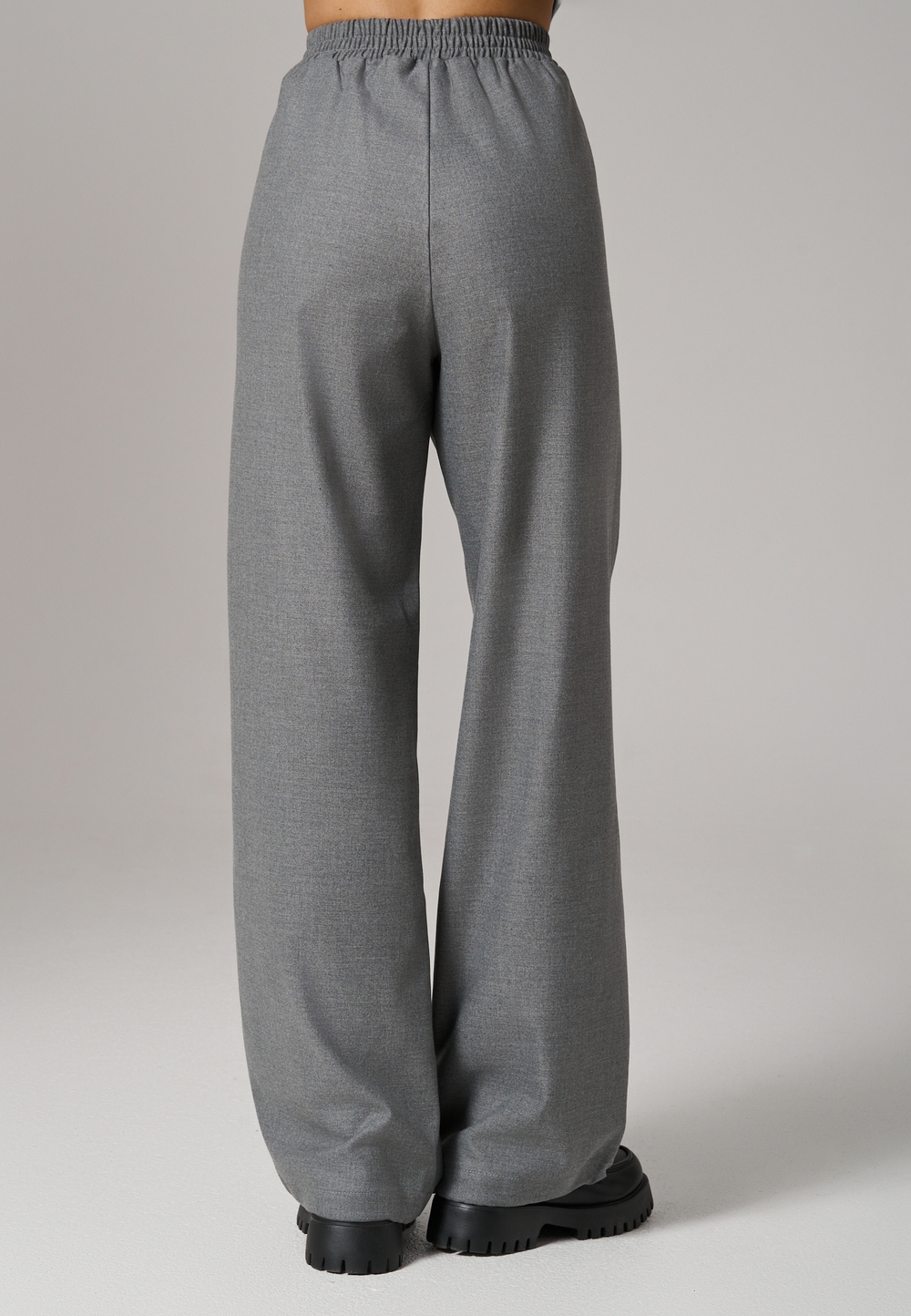 Брюки с поясом на резинке серые