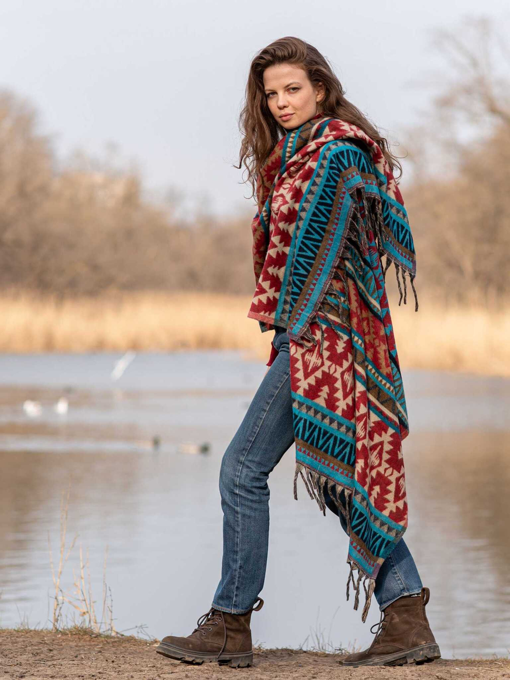 Теплый палантин с орнаментом