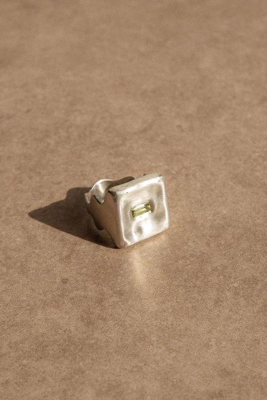 Кольцо Квадрат 2.0 с хризолитом / БЛАГОРОДНЫЙ/CĒLS