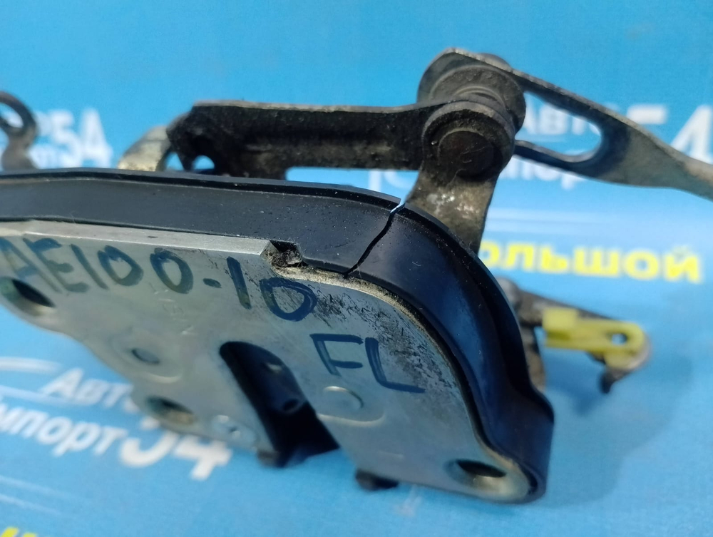 Замок двери передней левой TOYOTA COROLLA 1992