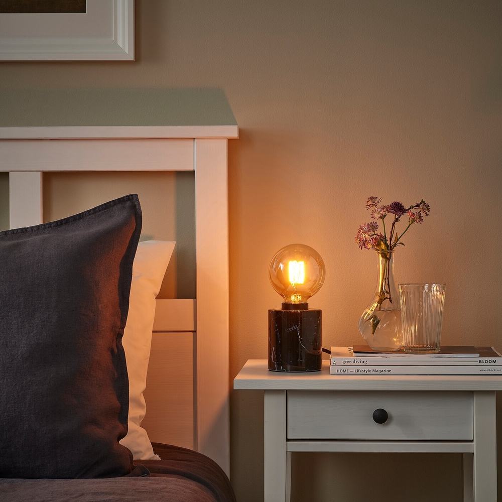 IKEA MARKFROST  (ИКЕА МАРКФРОСТ)  -  / MOLNART Настольная лампа с лампой, черный мрамор/коричневая сфера из прозрачного стекла