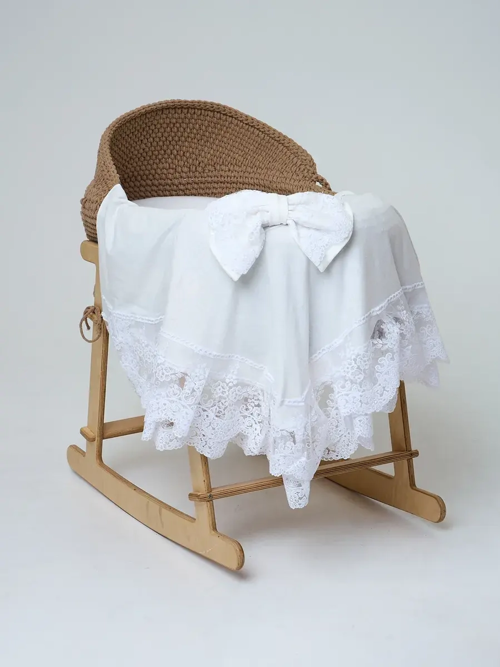 Кружевной уголок и бант на выписку