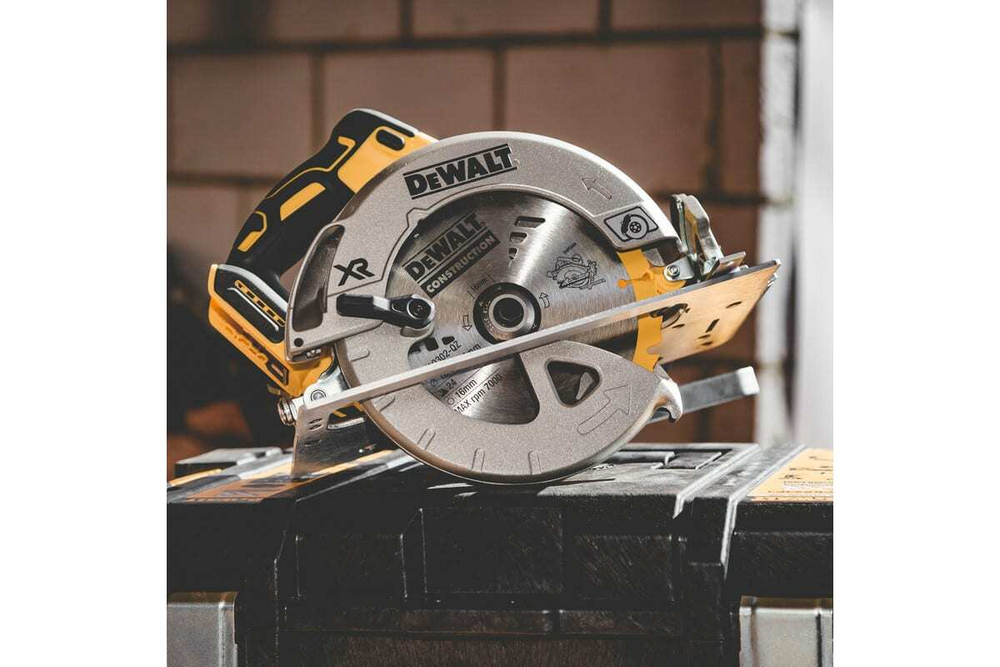 Дисковая пила DEWALT 18В XR DCS570N, 5500 об/мин, 3.6 кг