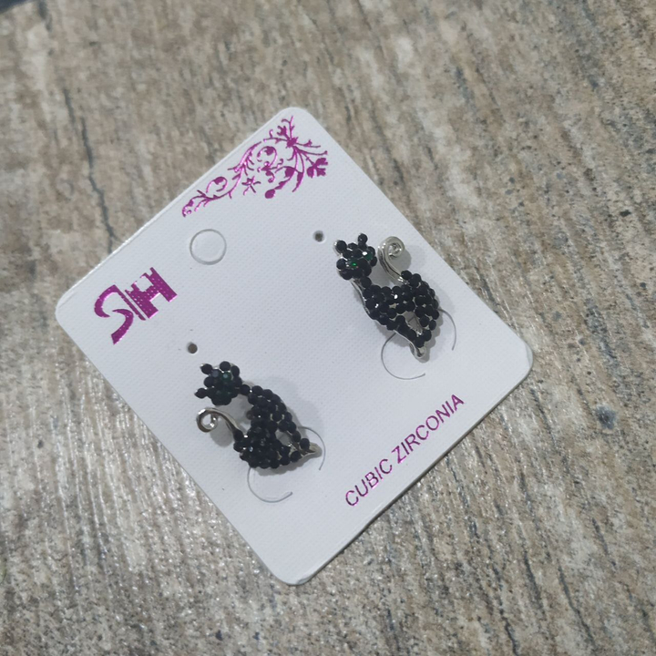 Серьги-гвоздики Кошечка грациозная стразы цвет черный металл серебристый