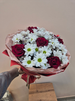 Роза красная с хризантемой кустовой сборный букет