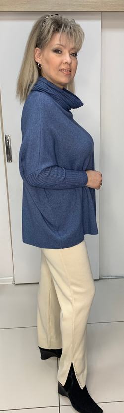 Укороченный теплый свитер