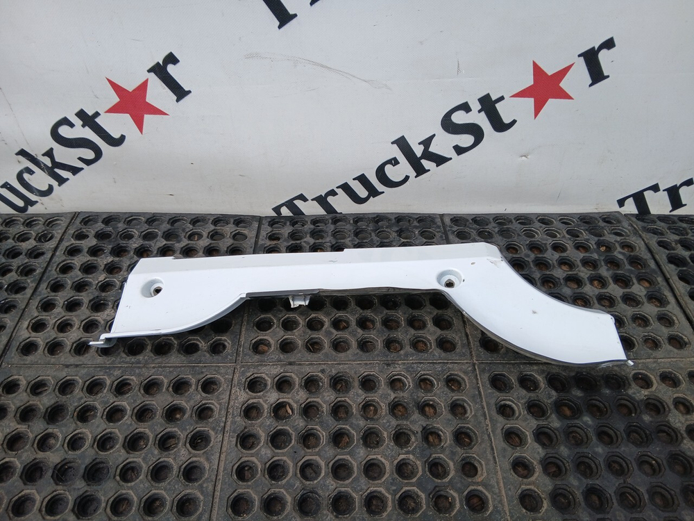 Накладка фары левая