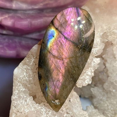 48095 Лабрадор розовый Кулон 19*41мм (Заряжен на Удачу)