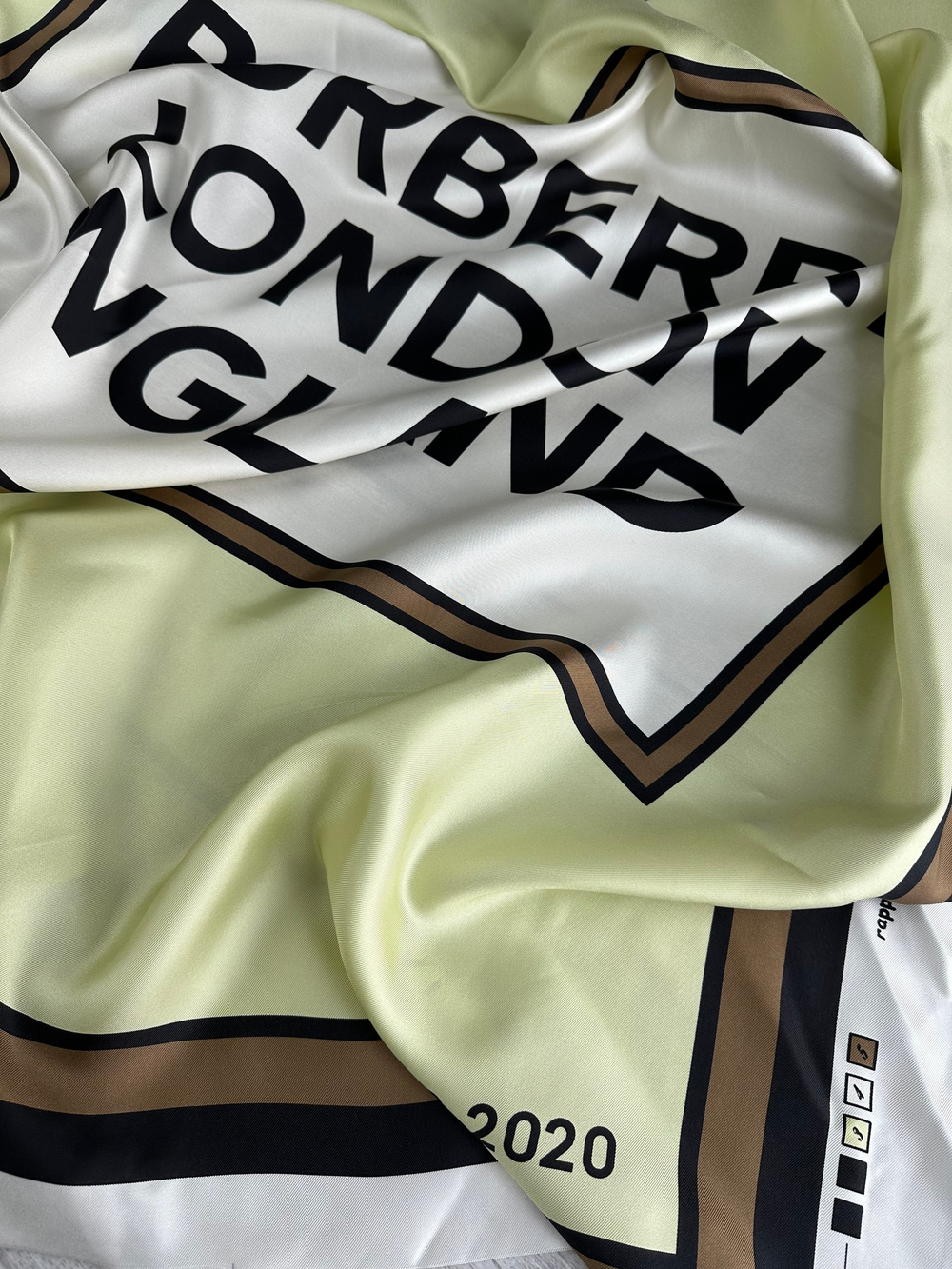 Шёлковый платок Burberry, 90х90см, лимонный/коричневый, 2сорт, не подшитый