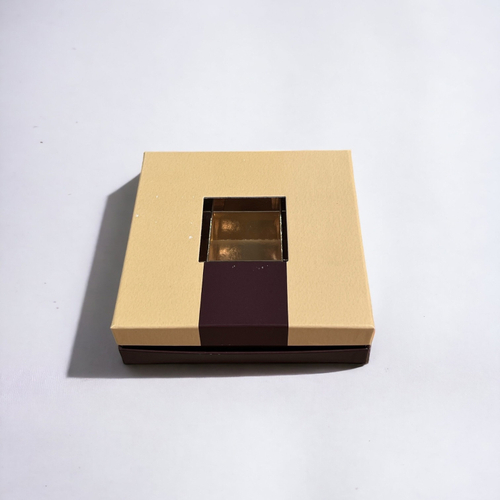 Коробка для конфет ПРЕМИУМ с маленьким окном 160*160*45 (9) (шоколадно-бежевая/золото)