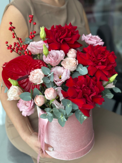 Роскошное сочетание красных французских роз, эустомы, пионовидных кустовых роз и декоративной зелени в композиции от Флора Маркет